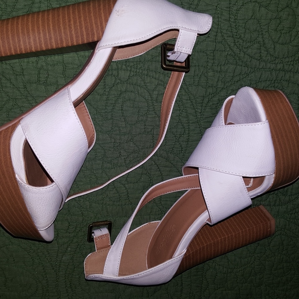 CHUNKY PLAYFORM WHITE SANDLE WITH WOODEN HEEL